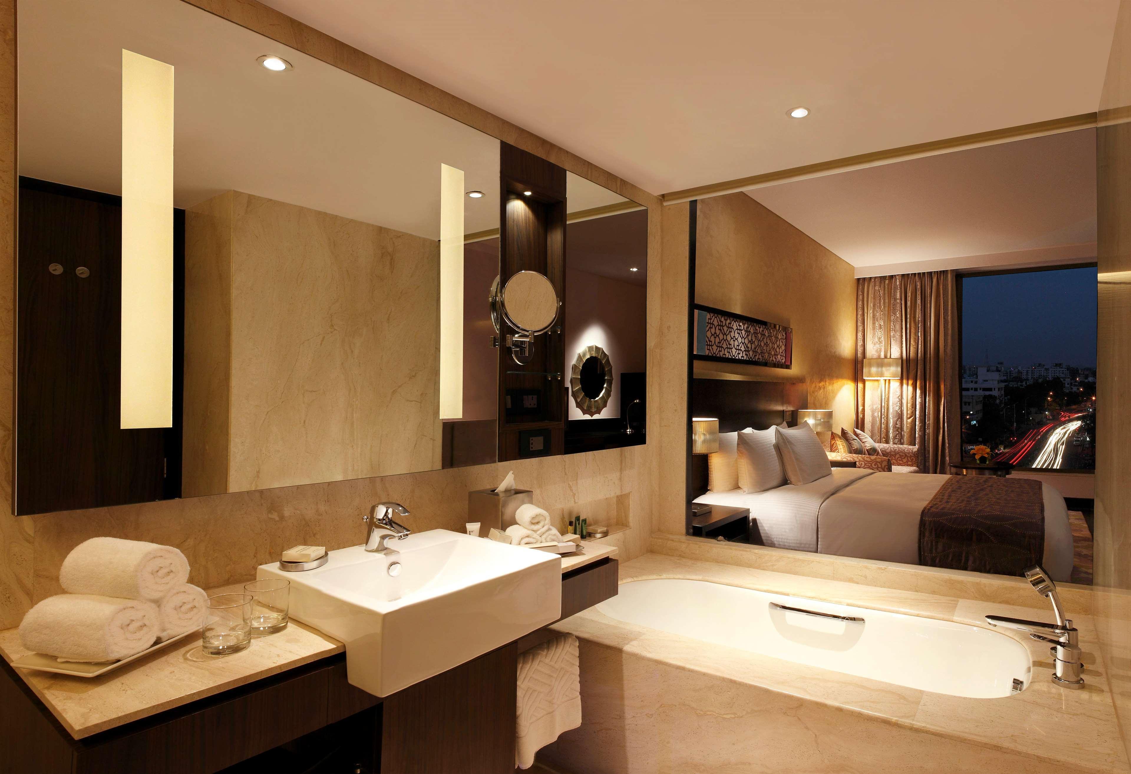 Hilton Jaipur Hotel Luaran gambar A bathroom at the hotel