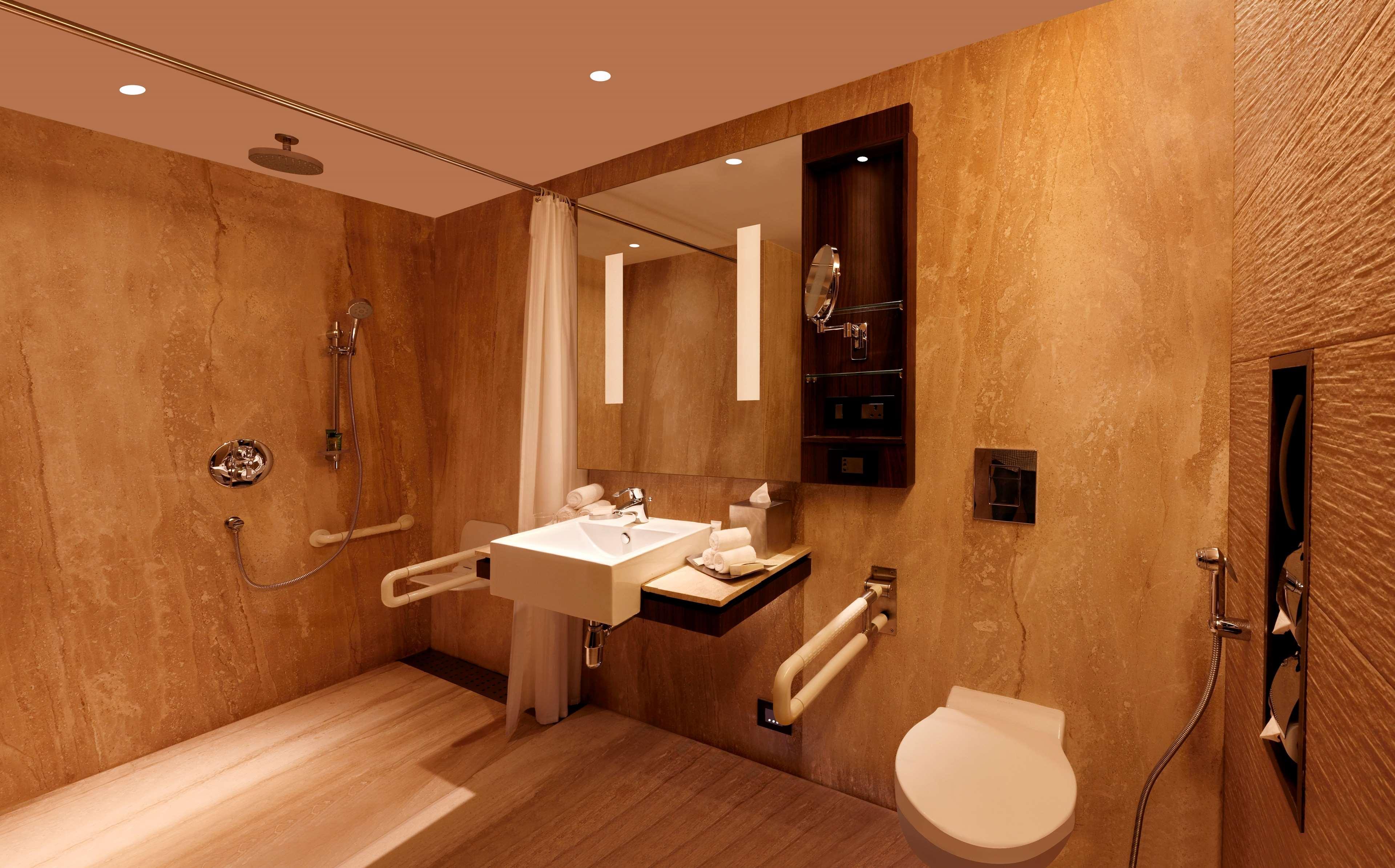 Hilton Jaipur Hotel Luaran gambar A wet room
