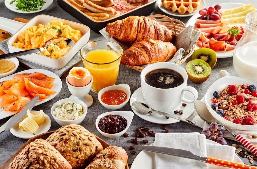 Hilton Jaipur Hotel Luaran gambar A continental breakfast