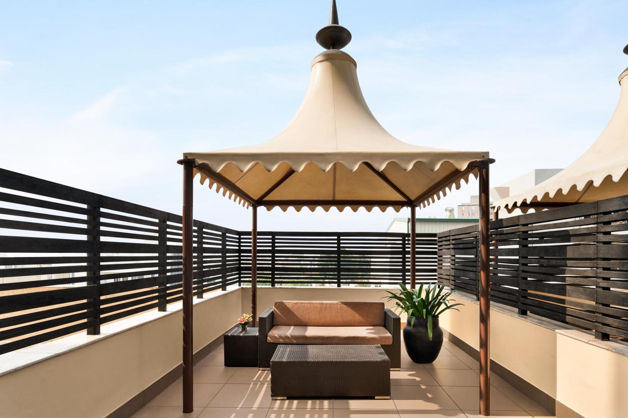 Hilton Jaipur Hotel Luaran gambar A pergola on a rooftop