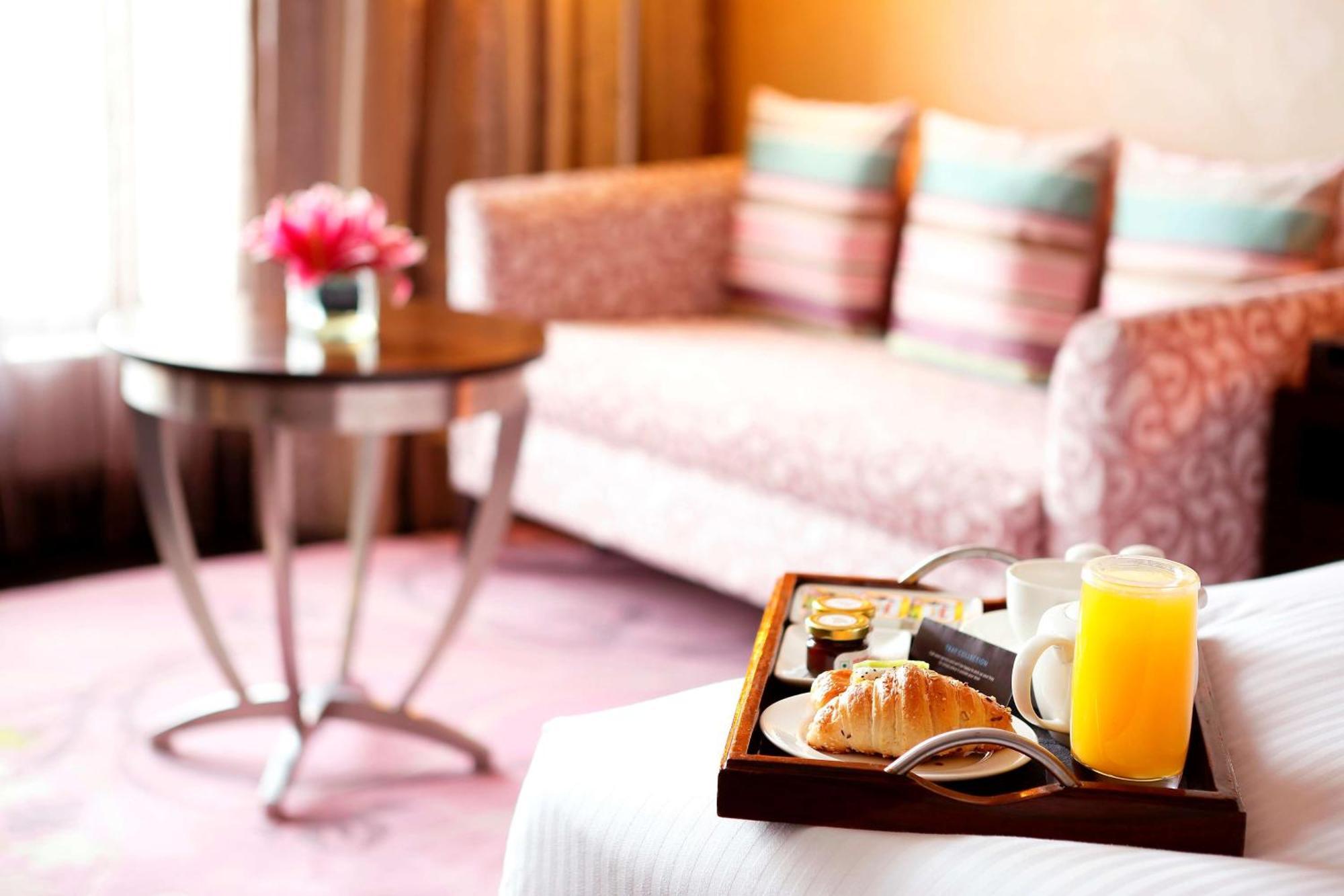 Hilton Jaipur Hotel Luaran gambar Room service