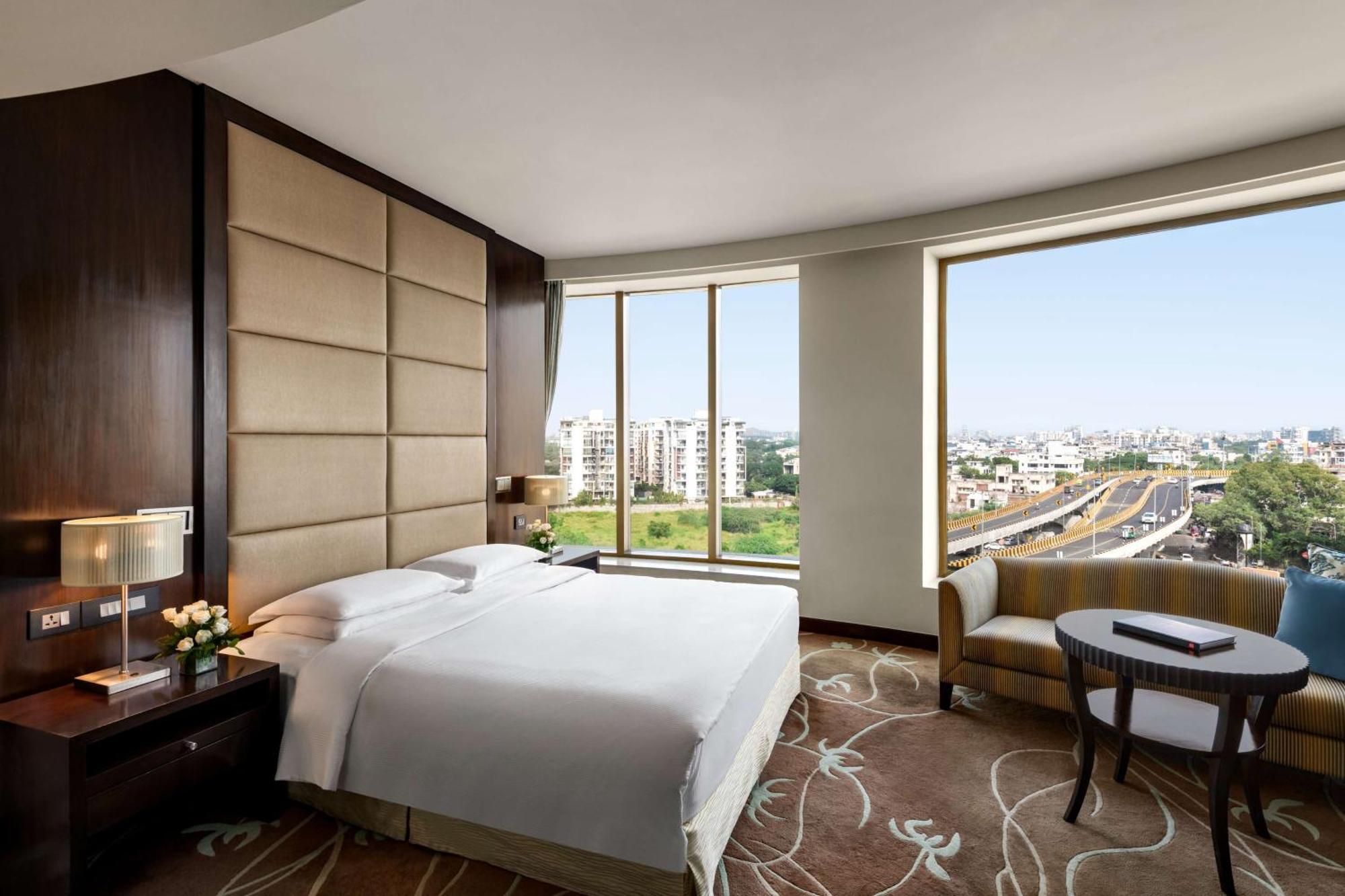 Hilton Jaipur Hotel Luaran gambar A guest room at the hotel