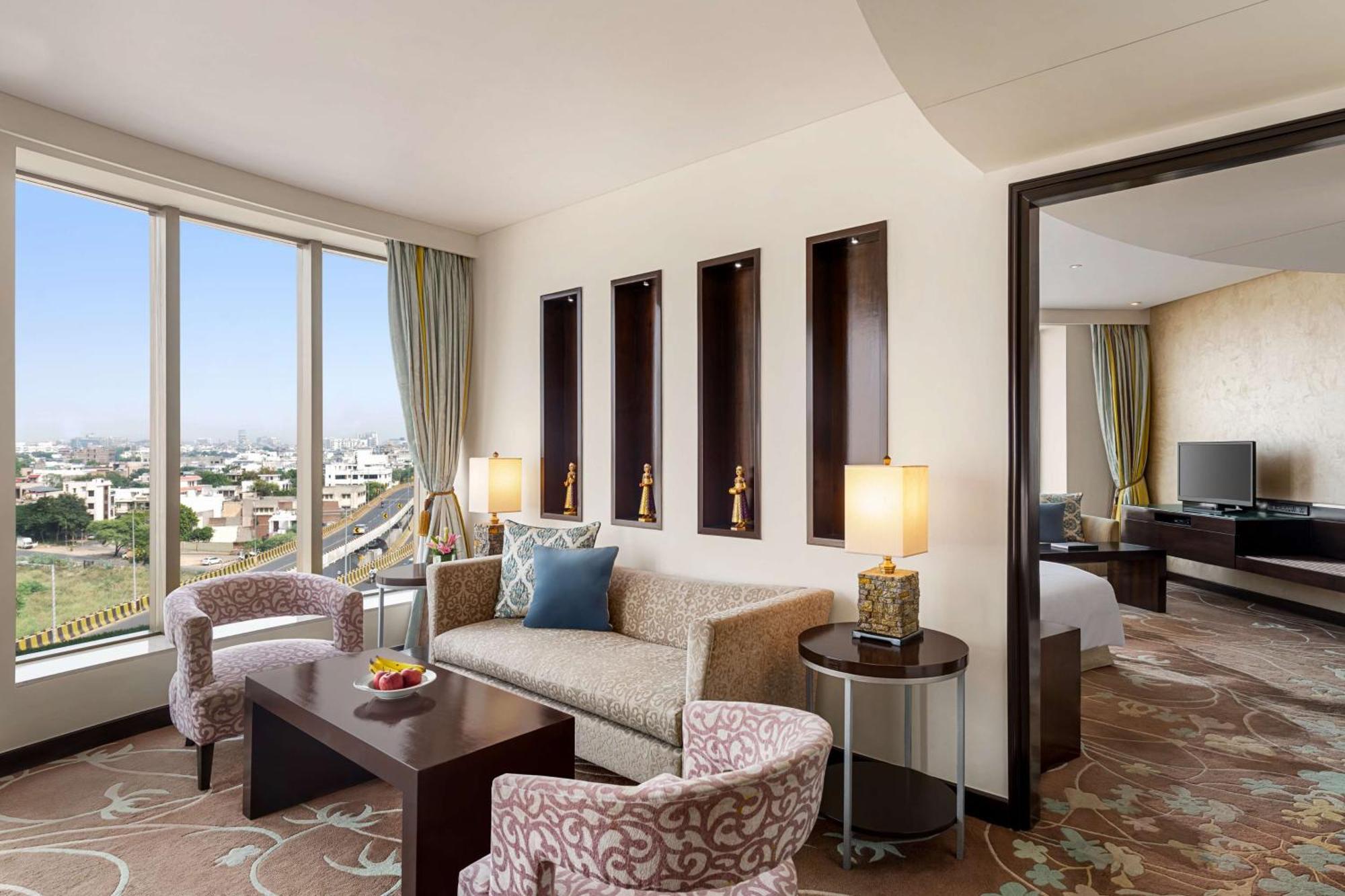 Hilton Jaipur Hotel Luaran gambar Suite at the hotel