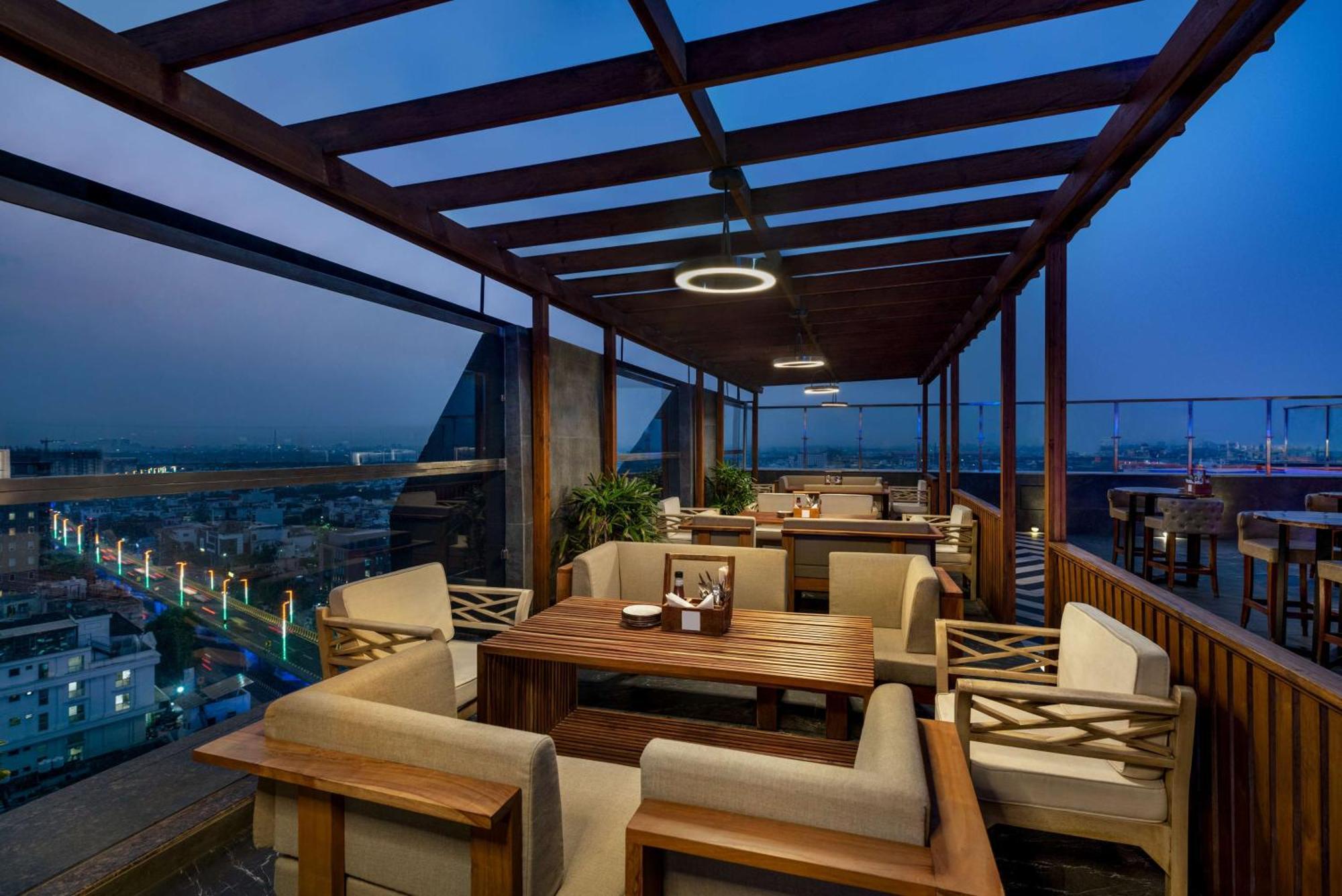 Hilton Jaipur Hotel Luaran gambar The Terrace at the Park
