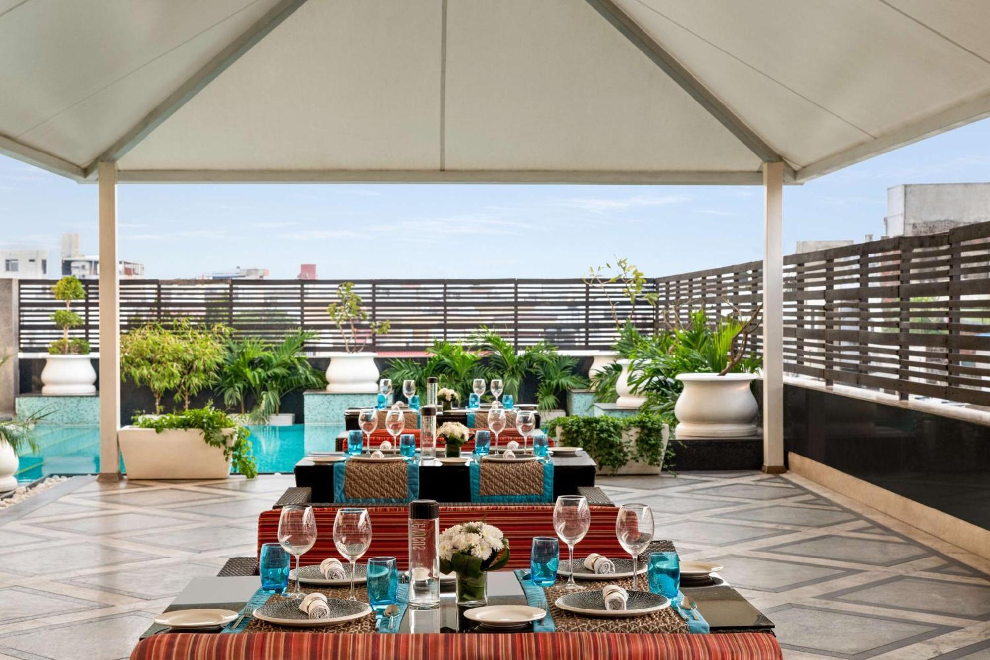 Hilton Jaipur Hotel Luaran gambar The Terrace at The Park, New Delhi