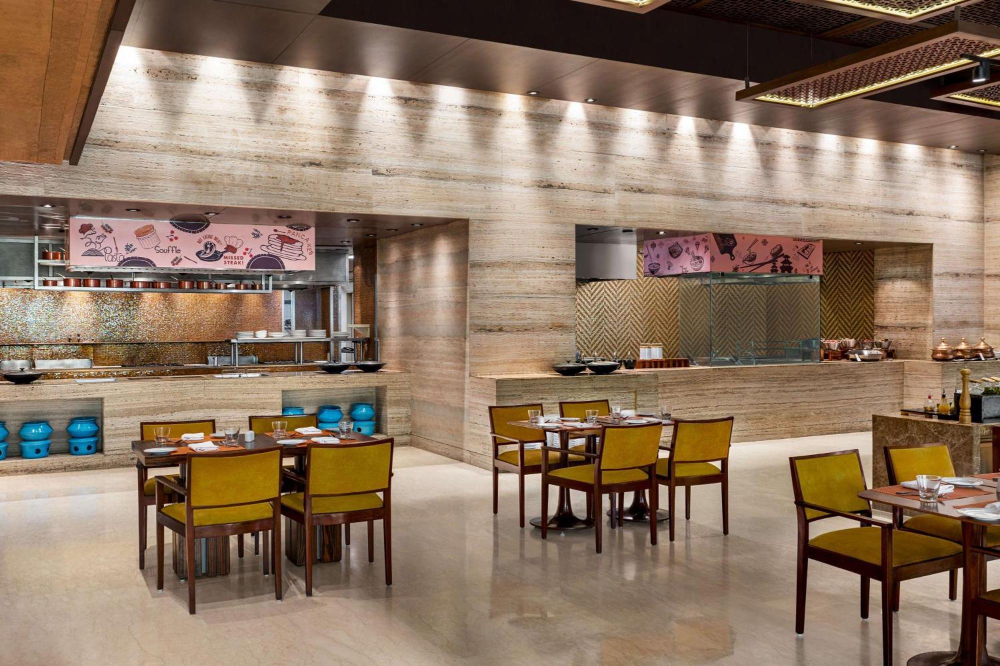 Hilton Jaipur Hotel Luaran gambar The restaurant